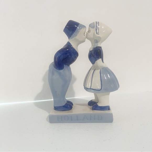 Hand Painted Delft Pottery Blue and White Dutch Kissing Couple - Picture 2 of 5